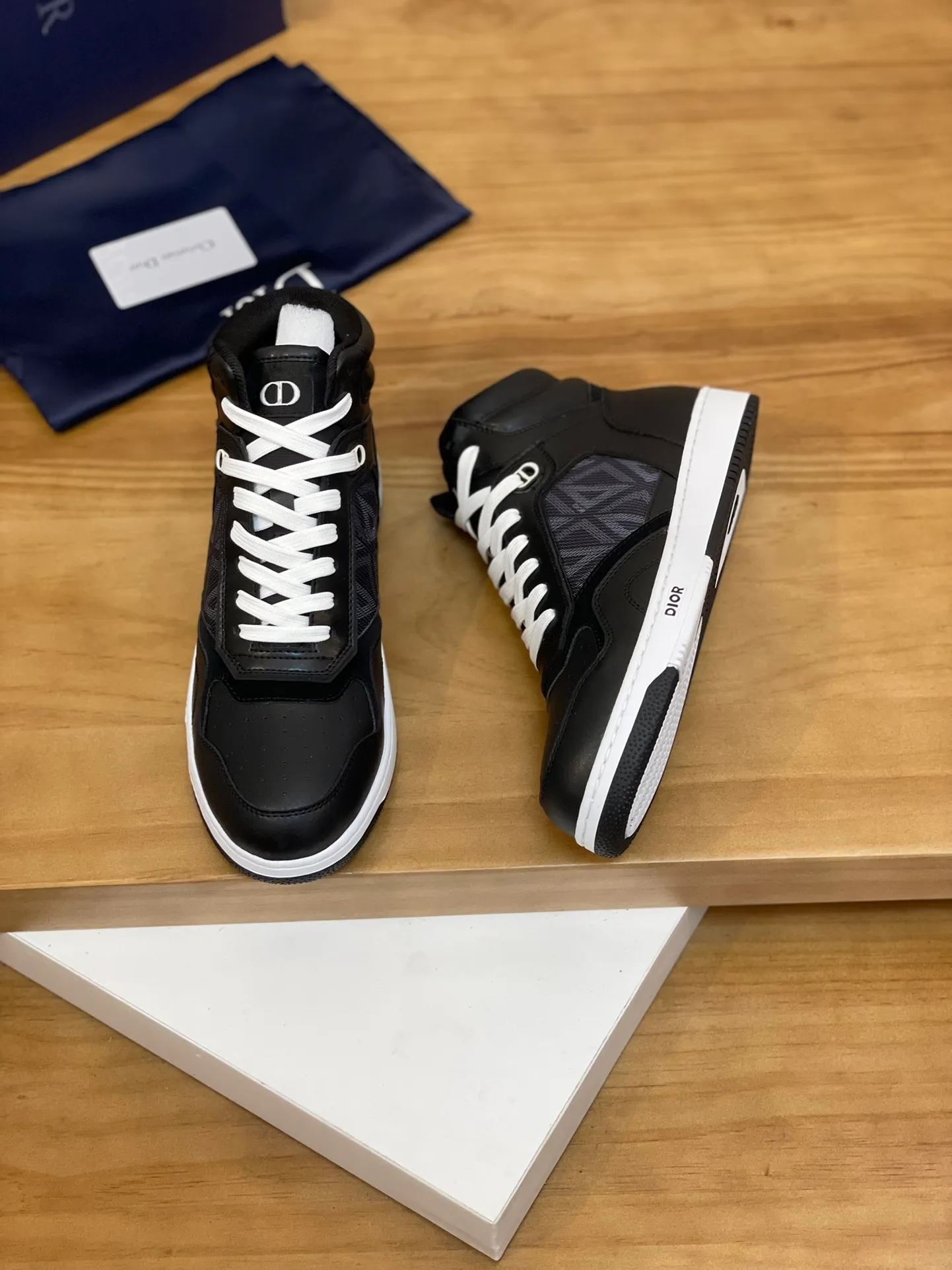 Men's shoes: 💰P460¥ Product trademark: Dior* "Dior*" high-top casual shoes Regular size: 38-44 (can be customized to 45.46) Product materials: Upper imported cowhide stitched with original fabric, breathable lining, original outsole. Number: 1006